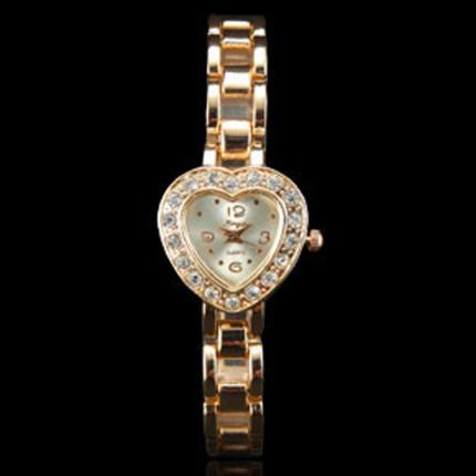 Montre femme dorée en métal avec boitier en forme de coeur orné de strass