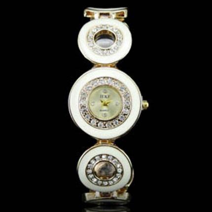 Montre femme blanche et dorée en métal avec des strass