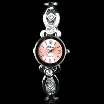 Jolie montre fine pour femme en métal argenté avec un cadran rose clair